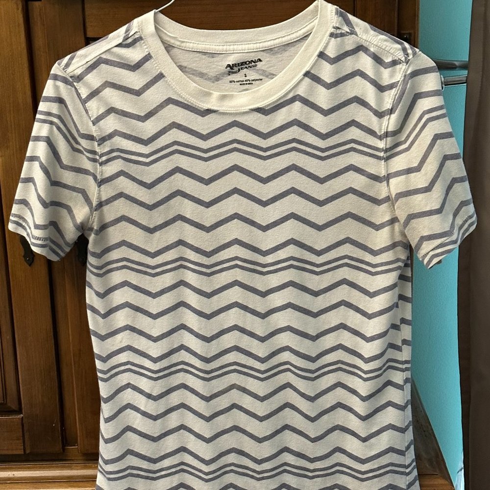 Men’s/ teens Arizona shirt. 1 grey striped T-shirt, size medium.